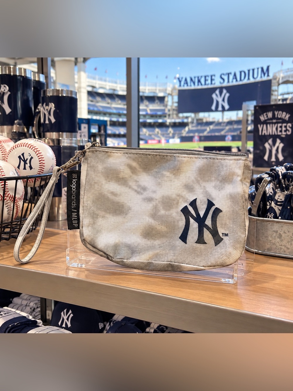 League MLB Yankees pouch Gray & White Wristlet NWT